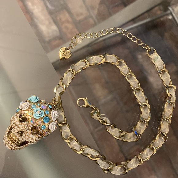 BETSEY JOHNSON - 💀necklace w rhinestones & roses, gold tone chain w ribbon - Picture 9 of 16